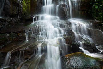 Obraz premium piękne małe wodospady blisko