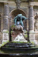 Fototapeta na wymiar Medicis Fontanna w Ogrodzie Luksemburskim w Paryżu, Francja