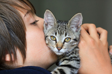 adolescent embrassant son chaton