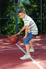 Kinder beim Basketball