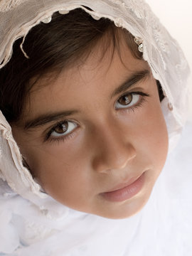 bambina vestita di bianco