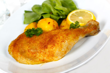 Hähnchen-Keule,gebraten mit Bratkartoffeln,Salat