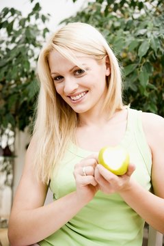 M&auml;dchen mit Apfel