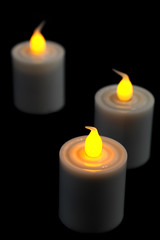 bougies électriques sur fond noir