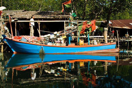 Fischerboote in Fischerdorf im Mangrovensümpfen