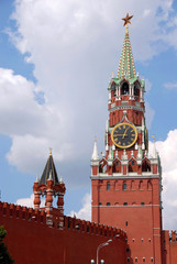 Fototapeta premium The Kremlin Spasskaya tower on Red Square in Moscow