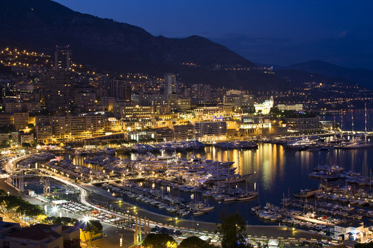 Yachten im Hafen Port Hercule von Monaco bei Nacht