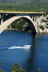Brücke mit Bungeespringer und Boot