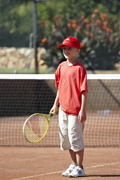 Junge beim Tennis