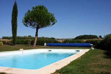 détente au bord de la piscine