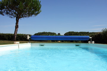 détente au bord de la piscine