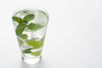 mojito cool cuban cocktail ice lime mint