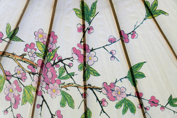 décor fleuri sur ombrelle chinoise © Unclesam