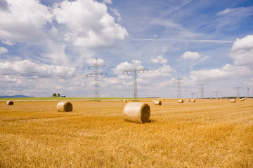 strohballen auf stoppelfeld