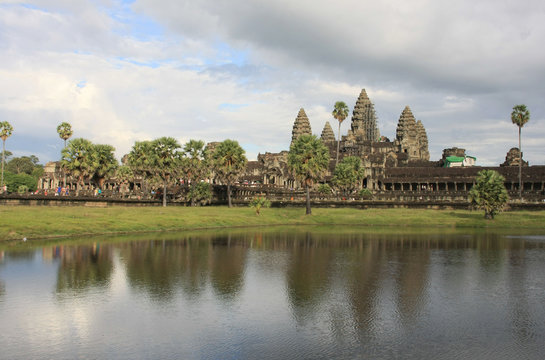 Angkor Vat,temple et bassin