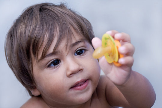 bambino  con ciuccio