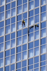 Fensterputzer auf dem Weg nach unten