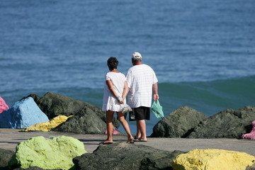 couple en train de se promener en bord de mer
