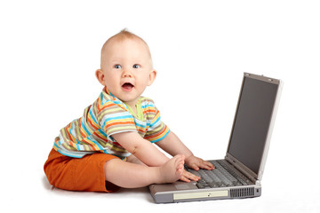 Baby mit Laptop