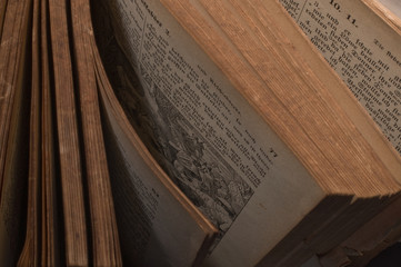 aufgeschlagene alte Bibel, oben