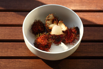 Lychees frisch auf braunem Holz