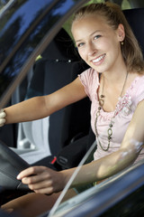frau schaut aus autofenster