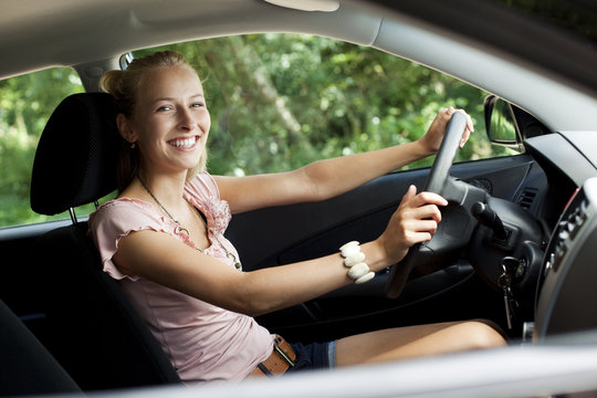 frau im auto