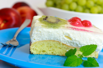 Sahnekuchen mit Kirsch und Kiwi