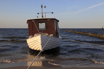 einsames Fischerboot am Strand von Usedom
