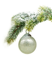silberner Weihnachtskugel, der an einem Tannenzweig mit Schnee hängt, freigestellt auf weißem...