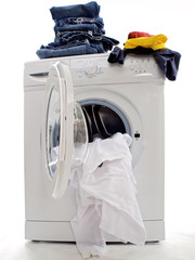 waschmaschine mit getrennter weißer und farbiger Kleidung