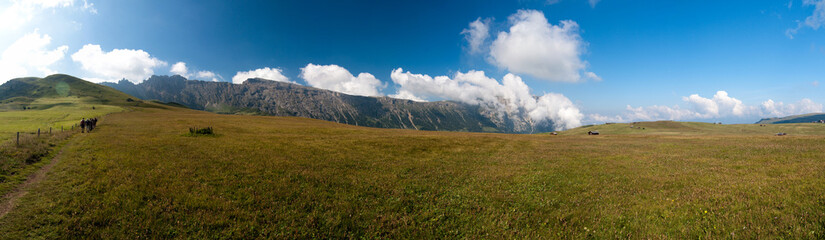 Fototapeta na wymiar Seiser Alm Alpen Panorama in Südtirol