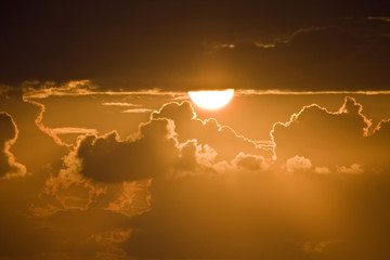 Tramonto tra le nuvole