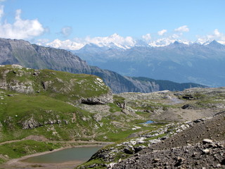 Lacs entre la chaîne des Alpes.