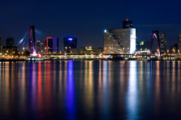 Obraz premium Willems bridge of Rotterdam. NIght view