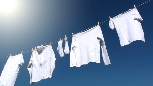 wei&szlig;e w&auml;sche vor sonnigem himmel