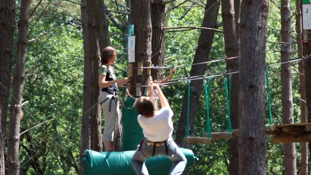 retrouver sa famille &agrave; la fin de la tyrolienne