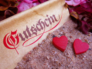 Gutschein im Sand mit Herzchen - romantisch