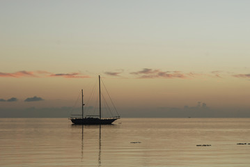 Fototapeta premium Barca solitaria al tramonto