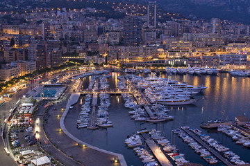 Yachten im Hafen Port Hercule von Monaco bei Nacht