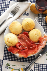 Pane di patate e prosciutto crudo