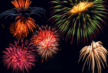 Obraz premium Multiple bursts of brilliantly multicolored fireworks