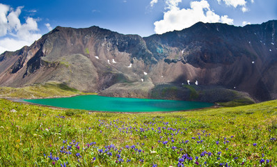 Fototapeta na wymiar Green mountain lake