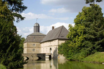 Torhaus mit steinerner Br&uuml;cke zum Barockschloss Westerwinkel
