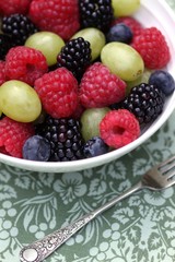 weintrauben, himbeeren, heidelbeeren  und brombeeren