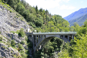 Brücke über einem Bergfluss