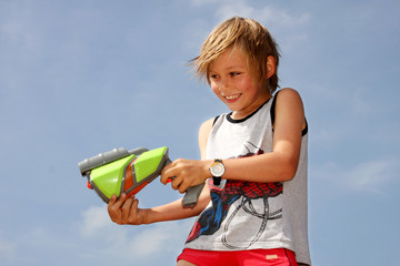 Lausbub mit Wasserpistole