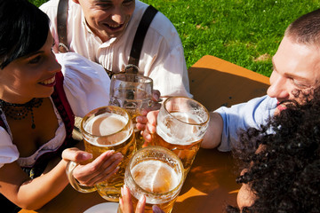 Gruppe Freunde im Biergarten