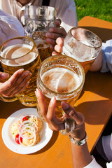 Gruppe Freunde im Biergarten