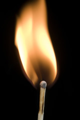 allumette sur fond noir